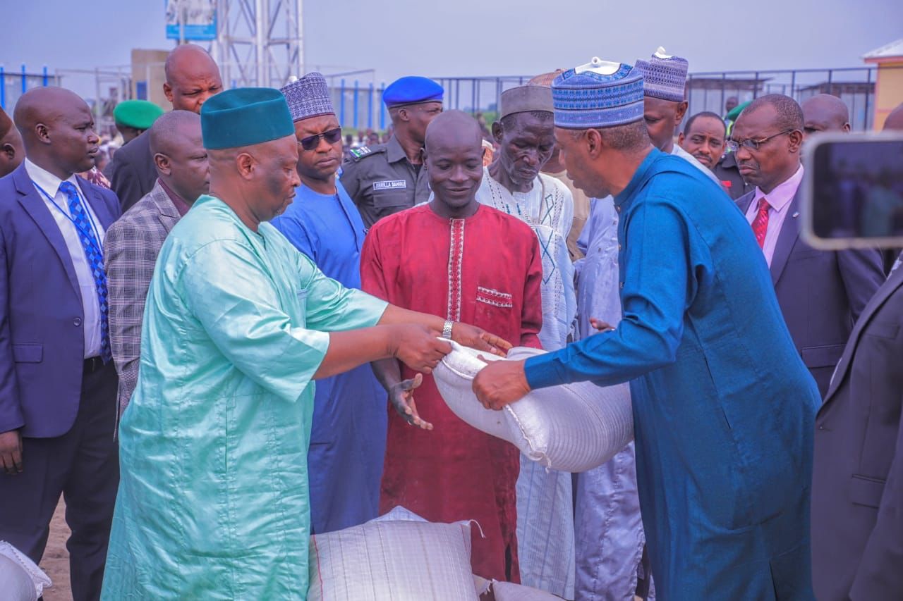 Governor Zulum distributing bags of grains to beneficiaries