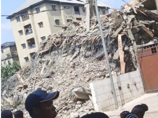 2 trapped, others injured as 5-storey building collapses in Anambra 1 five-storey building under construction collapsed at Basden Street in Fegge, the commercial city of Onitsha, Anambra.