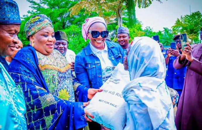 Nasarawa First lady, Dangote donates foodstuff to 2, 200 vulnerable persons
