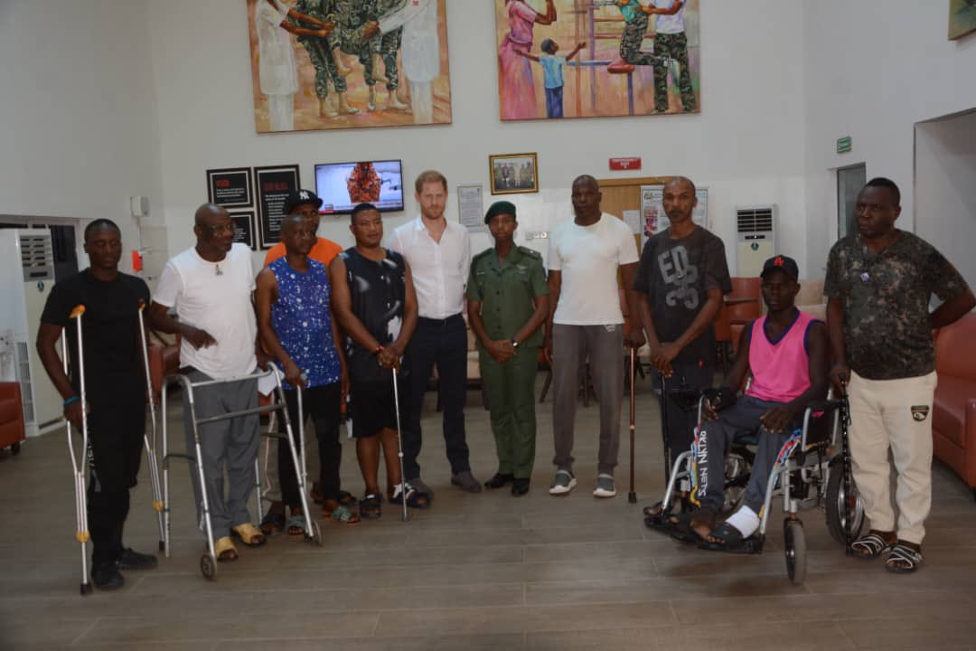 Duke of sussex, Prince Harry in a group photograph with wounded soldiers at the 44 Army Reference Hospital Kaduna 