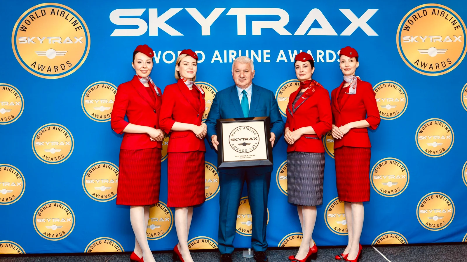 Turkish Airlines bags 9th time best European airline award 1 Bilal Ekşi (middle) Turkish Airlines CEO receives the award plaque at the ceremony in London.