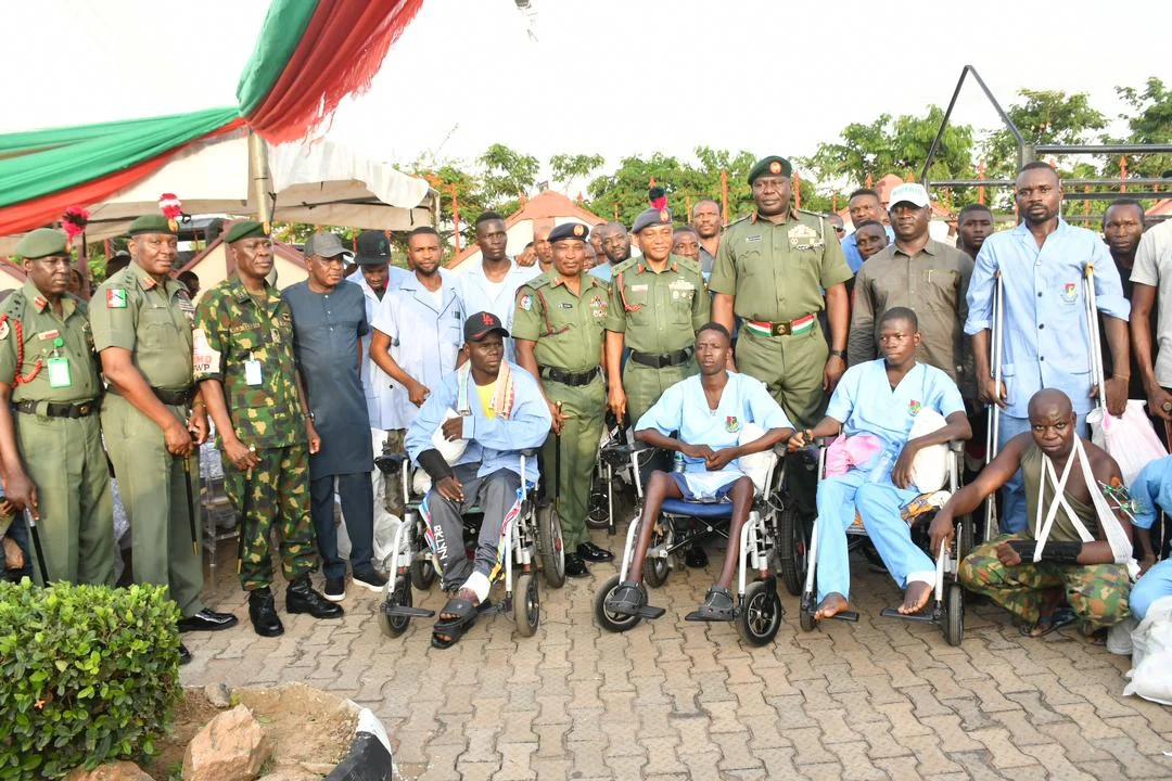 Wounded-in-action soldiers true heroes of Nigeria – NDA 1 Senior military officers in a group photograph with wounded-in-action soldiers during a dinner in their honour at 44 Nigerian Army Reference Hospital, Kaduna, Wednesday.