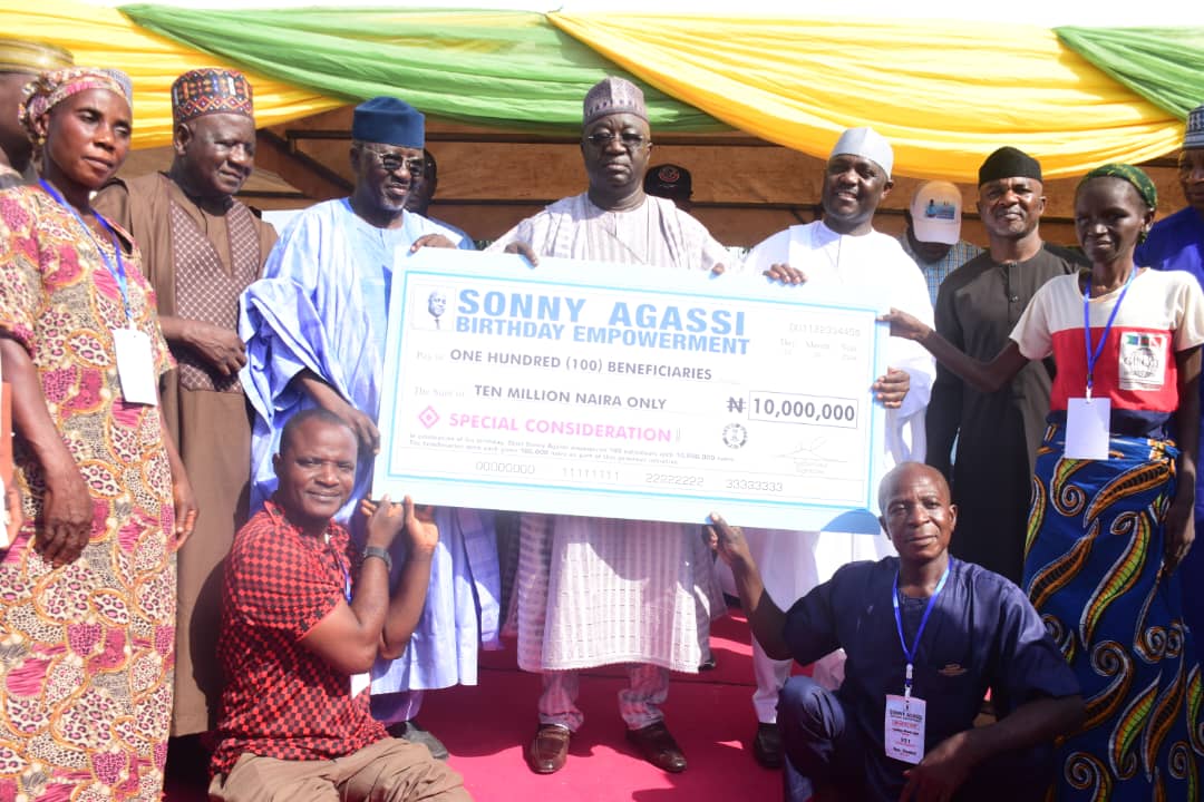 NAGIS DG splashes N10m on 100 vulnerable persons in Nasarawa 1 His Excellency, Dr Emmanuel Akabe, Deputy Governor of Nasarawa State, supported by Senator Al-Makura, the celebrant/NAGIS DG, Sonny Agassi and others, presenting a symbolic dummy check of 10 million naira to some vulnerable persons at the occasion.