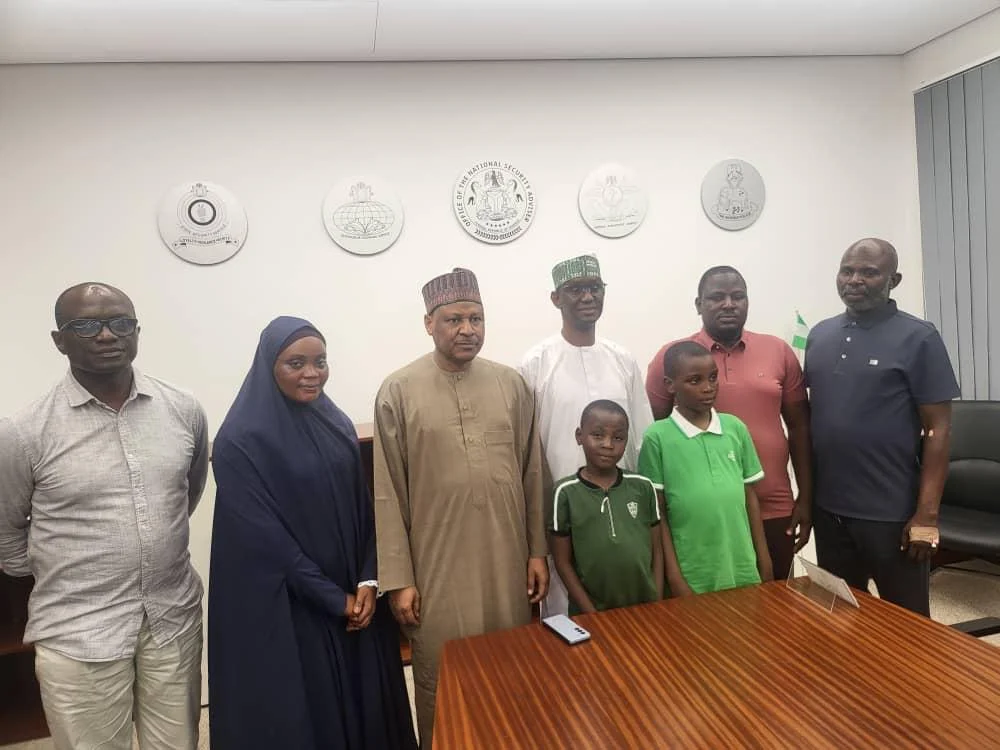 Minister of Information and National Orientation, Alhaji Mohammed Idris (3rd left), Malam Nuhu Ribadu, NSA (4th left) and the released victims 