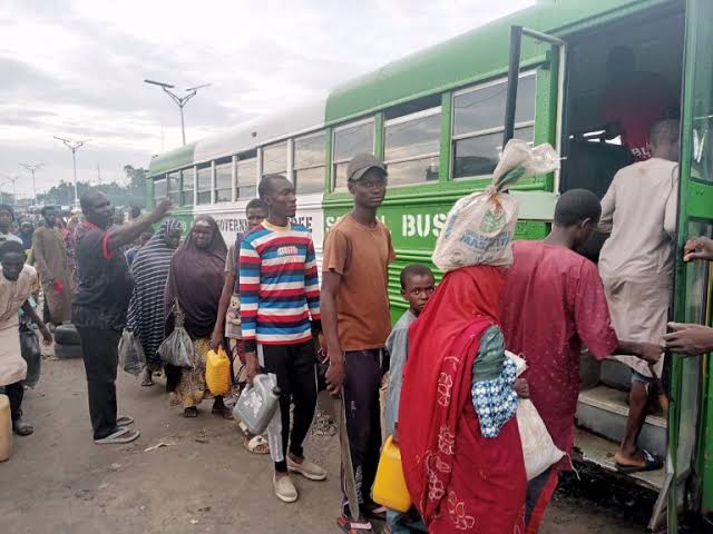 Borno farmers excited over free transportation to farm by government 9 Farmers in Maiduguri boarding free buses provided by Borno Government to convey them to their farms located at the outskirts of the town .