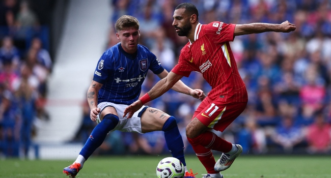 Salah, Jota fire Liverpool to winning start at Ipswich 1 Liverpool’s Egyptian striker #11 Mohamed Salah (R) fights for the ball with Ipswich Town’s English defender #03 Leif Davis during the English Premier League football match between Ipswich Town and Liverpool at Portman Road in Ipswich, eastern England on August 17, 2024. (Photo by HENRY NICHOLLS / AFP)