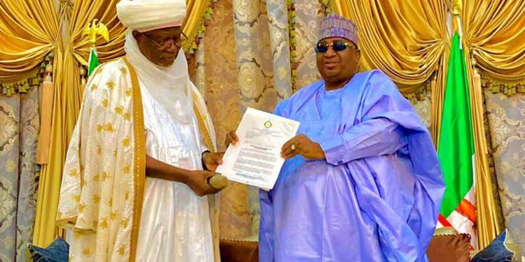 Sultan of Sokoto confers tittle of “Gwarzon Daular Usmaniyya” on Kebbi Gov. 1 Alhaji Sama’ila Muhammadu-Mera, Emir of Argungu presenting a letter of conferment of traditional tittle from Sultan of Sokoto, Dr Sa’ad Abubakar to Gov. Nasir Idris of Kebbi on Friday in Birnin Kebbi.