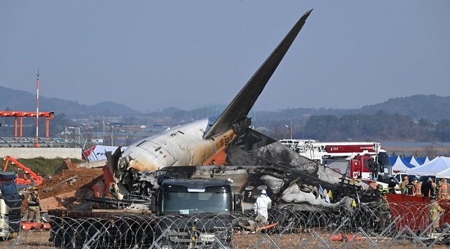Over 170 feared dead after South Korea plane crashes in Muan 1 Firefighters and rescue personnel work near the wreckage of a Jeju Air Boeing 737-800 series aircraft after the plane crashed and burst into flames at Muan International Airport in South Jeolla Province, some 288 kilometres southwest of Seoul on December 29, 2024. (Photo by JUNG YEON-JE / AFP)