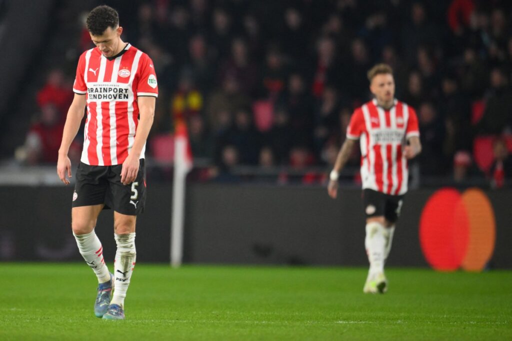 PSV Eindhoven’s Dutch midfielder #22 Jerdy Schouten (C) reacts at the end of the UEFA Champions eague round of 16 first leg football match between PSV Eindhoven (NED) and Arsenal FC (ENG) at the the PSV Stadion, in Eindhoven, on March 4, 2025. (Photo by JOHN THYS / AFP)