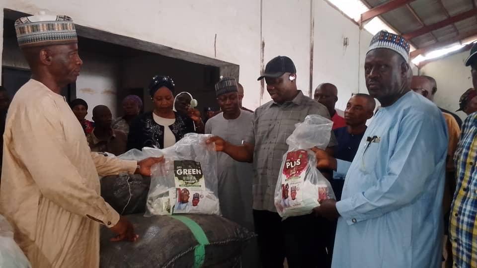 Kogi distributes N3.2bn worth of fertilizer support to 30,000 farmers 1 Distribution of fertilizers to farmers in Kogi State