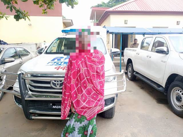 Lagos police rescue woman from jumping into lagoon 1 Lagos police rescue woman from jumping into lagoon
