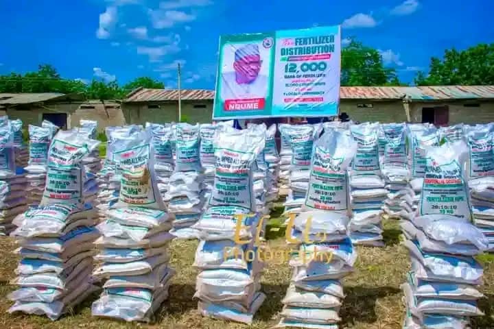 Ndume distributes fertilizer to farmers Southern Borno