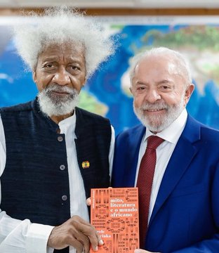 Soyinka champions Nigeria-Brazil cultural bridge with literary gift 2 Brazilian President, Luiz Inácio da Silva has hosted Nobel laureate, Wole Soyinka.