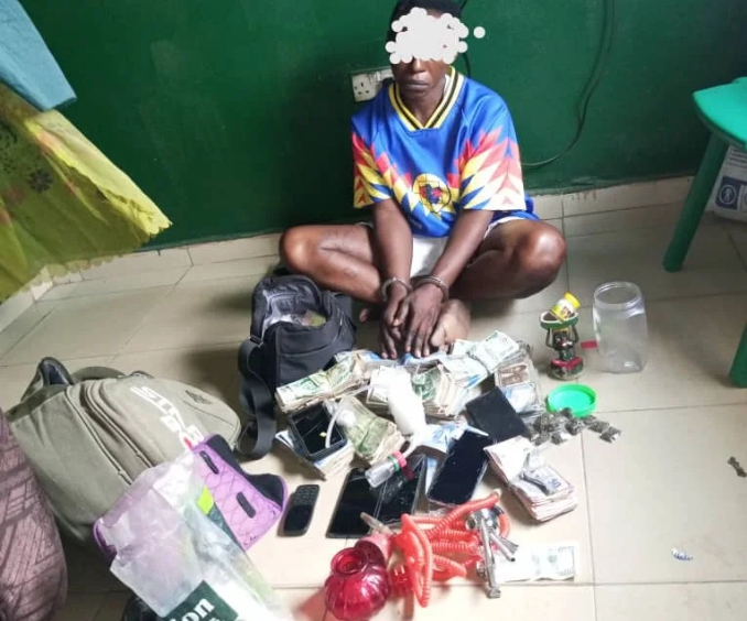 Kogi police nab armed robber’s girlfriend, seize arms, N2m in hotel raid 1 Kogi police nab armed robber’s girlfriend, seize arms, N2m in hotel raid