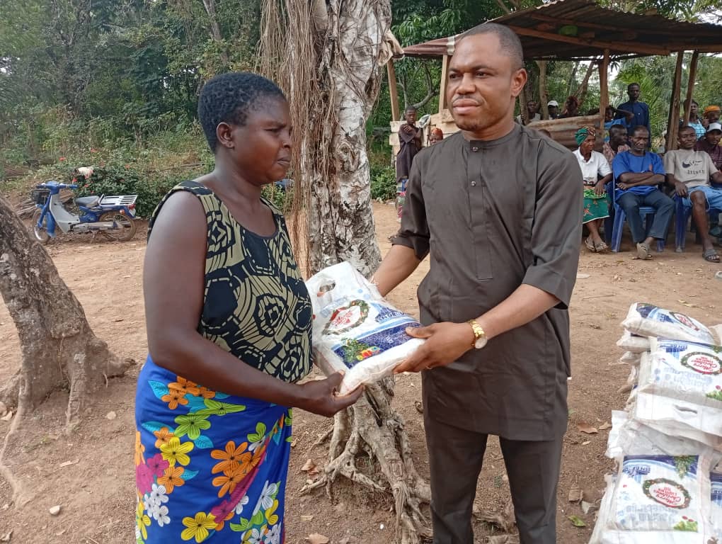 Chief Emeka Nwoba empowers women, supports undergraduates in Inyere community 2 Chief Emeka Nwoba empowers women