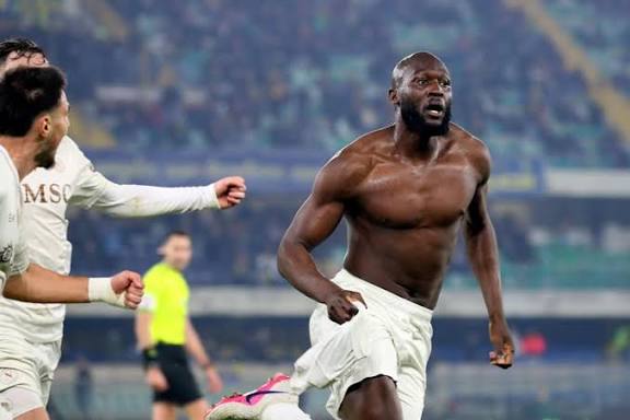 Lukaku seals stunning return with late winner as Napoli edge Verona 2–1