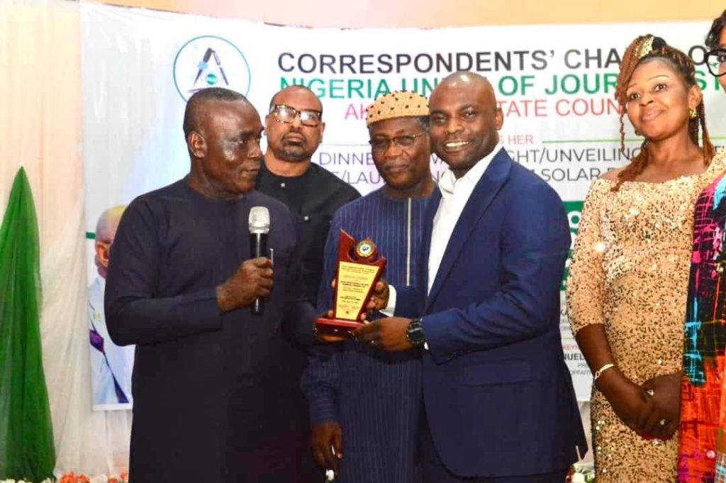 Senator Ita Enang presents the award to the representat