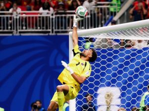 Cape Verde goalkeeper Vozinha denies Spain with 7 saves at World Cup 2 Cape Verde goalkeeper Vozinha denies Spain with 7 saves at World Cup