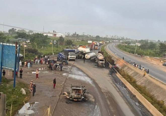 6 killed, 8 rescued as multi-vehicle crash rocks Ibadan Toll Gate 1 6 killed, 8 rescued as multi-vehicle crash rocks Ibadan Toll Gate