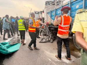FRSC issues traffic alert as multiple crashes gridlock Lagos-Ibadan Expressway, urges motorists to use alternative routes 2 FRSC issues traffic alert as multiple crashes gridlock Lagos-Ibadan Expressway,
