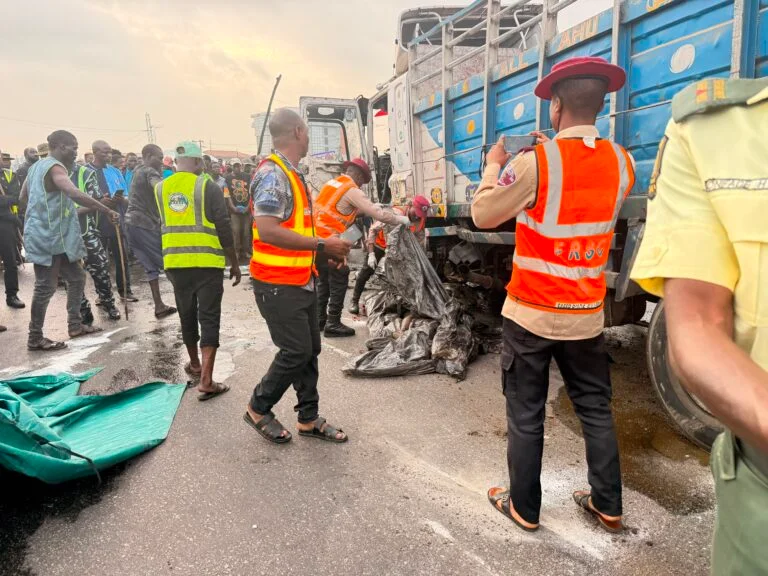FRSC issues traffic alert as multiple crashes gridlock Lagos-Ibadan Expressway, urges motorists to use alternative routes 1 FRSC issues traffic alert as multiple crashes gridlock Lagos-Ibadan Expressway,