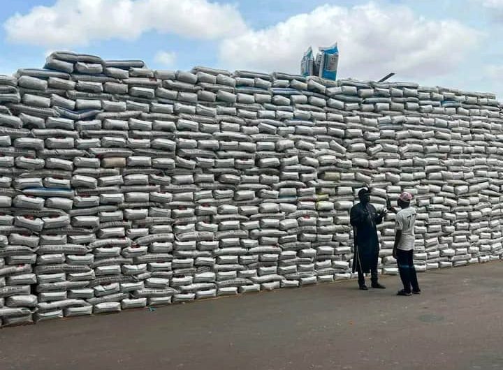 Uba Sani flags off free distribution of 500 trucks of fertilizer, tractors to 150,000 Kaduna farmers 3 Kaduna Governor distributes fertilizer to farmers