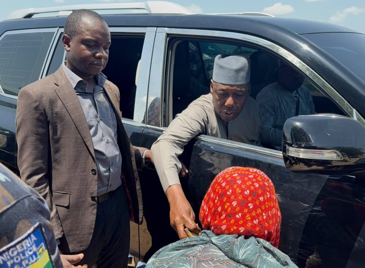 When Zulum stopped at a village market to buy peanuts By ABDURRAHMAN AHMED BUNDI 16 When Zulum stopped at a village market to buy peanuts
