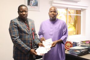 EFCC hands over recovered N125m to land fraud victim in Lagos 3 EFCC hands over recovered N125m to land fraud victim in Lagos